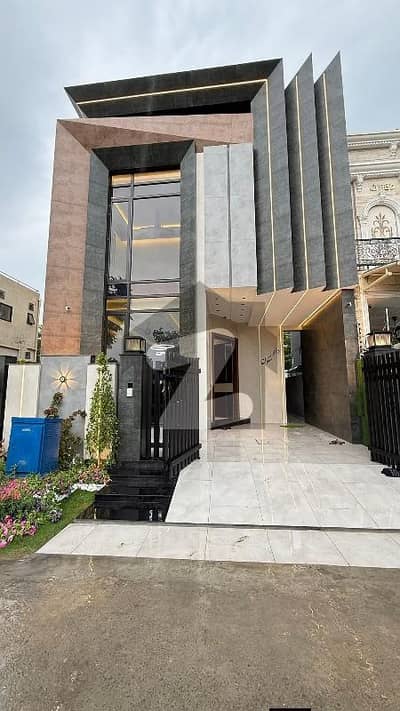 ڈی ایچ اے 9 ٹاؤن ۔ بلاک سی ڈی ایچ اے 9 ٹاؤن,ڈیفنس (ڈی ایچ اے),لاہور میں 3 کمروں کا 5 مرلہ مکان 3.5 کروڑ میں برائے فروخت۔