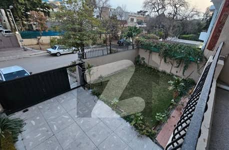 ایف ۔ 8 اسلام آباد میں 5 کمروں کا 1 کنال مکان 24.5 کروڑ میں برائے فروخت۔