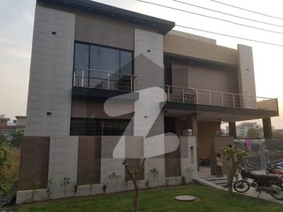فارمانئیٹس ہاؤسنگ سکیم لاہور میں 5 کمروں کا 10 مرلہ مکان 3.3 کروڑ میں برائے فروخت۔