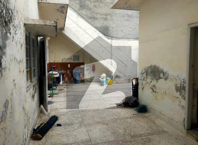 گلبرگ لاہور میں 3 کمروں کا 1 کنال مکان 2.25 لاکھ میں کرایہ پر دستیاب ہے۔