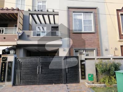 A BEAUTIFUL 5 MARLA HOUSE FOR SALE IN USMAN BLOCK SECTOR B BAHRIA TOWN LAHORE
