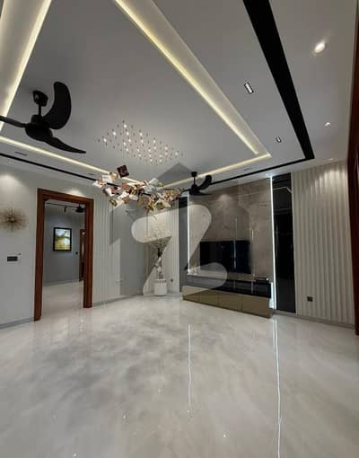 10 Marla house available for rent bahria Town Lahore