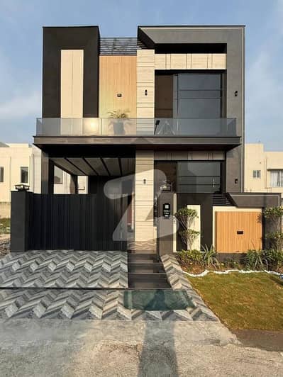 ڈی ایچ اے 9 ٹاؤن ڈیفنس (ڈی ایچ اے),لاہور میں 3 کمروں کا 5 مرلہ مکان 2.2 کروڑ میں برائے فروخت۔