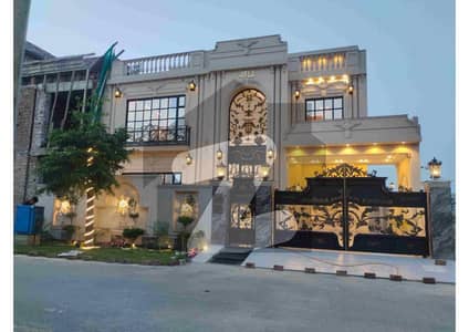 لیک سٹی رائیونڈ روڈ,لاہور میں 6 کمروں کا 10 مرلہ مکان 5.45 کروڑ میں برائے فروخت۔