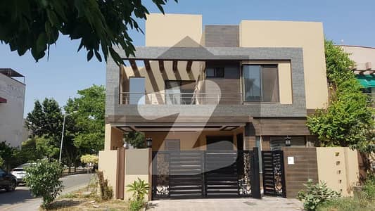 سکھ چین گارڈنز ۔ بلاک بی سکھ چین گارڈنز,لاہور میں 5 کمروں کا 10 مرلہ مکان 4.15 کروڑ میں برائے فروخت۔