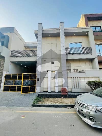 ستیانہ روڈ فیصل آباد میں 4 کمروں کا 7 مرلہ مکان 3.15 کروڑ میں برائے فروخت۔