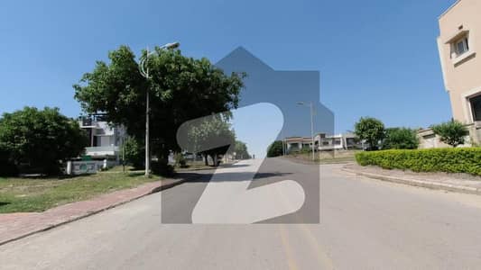 بحریہ ٹاؤن فیز 8 ۔ بلاک ای بحریہ ٹاؤن فیز 8,بحریہ ٹاؤن راولپنڈی,راولپنڈی میں 1 کنال رہائشی پلاٹ 1.65 کروڑ میں برائے فروخت۔