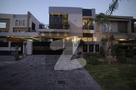 10-Marla Beautiful Modern House Available for Sale 4 Bed Luxury Living