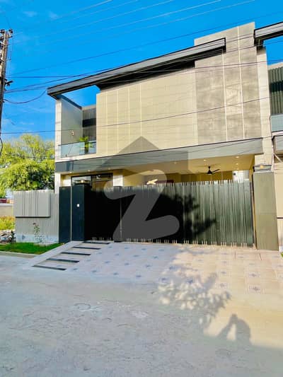10 Marla Modern Elevation Beautiful House Available For sale In Model Town Multan