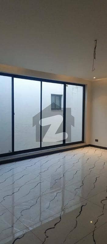 ای ایم ای سوسائٹی لاہور میں 1 کنال Studio مکان 5.5 کروڑ میں برائے فروخت۔