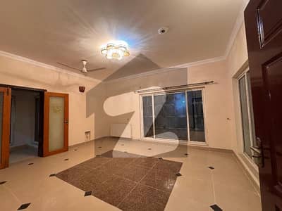 ایف ۔ 10 اسلام آباد میں 6 کمروں کا 1 کنال مکان 5.5 لاکھ میں کرایہ پر دستیاب ہے۔