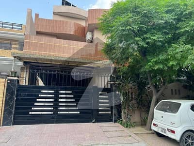 جوہر ٹاؤن لاہور میں 5 کمروں کا 12 مرلہ مکان 4.25 کروڑ میں برائے فروخت۔