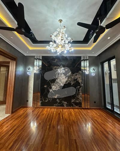 بحریہ ٹاؤن سیکٹر ای بحریہ ٹاؤن,لاہور میں 5 کمروں کا 1 کنال مکان 8.5 کروڑ میں برائے فروخت۔