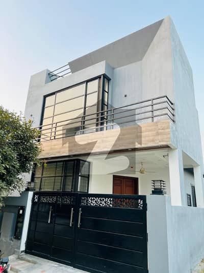 ڈی ایچ اے 9 ٹاؤن ڈیفنس (ڈی ایچ اے),لاہور میں 3 کمروں کا 5 مرلہ مکان 1.1 لاکھ میں کرایہ پر دستیاب ہے۔