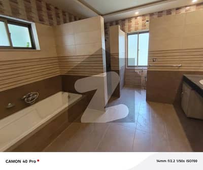 ڈیفینس رایا ڈی ایچ اے ڈیفینس,لاہور میں 6 کمروں کا 2 کنال مکان 10.5 لاکھ میں کرایہ پر دستیاب ہے۔