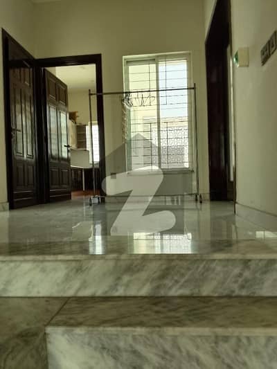 ڈی ایچ اے فیز 8 ڈیفنس (ڈی ایچ اے),لاہور میں 3 کمروں کا 1 کنال بالائی پورشن 1.25 لاکھ میں کرایہ پر دستیاب ہے۔