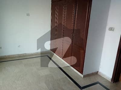 ڈی ایچ اے فیز 4 ڈیفنس (ڈی ایچ اے),لاہور میں 4 کمروں کا 10 مرلہ مکان 1.6 لاکھ میں کرایہ پر دستیاب ہے۔