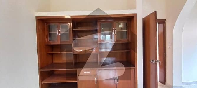 ایف ۔ 8 اسلام آباد میں 6 کمروں کا 1 کنال مکان 8.0 لاکھ میں کرایہ پر دستیاب ہے۔