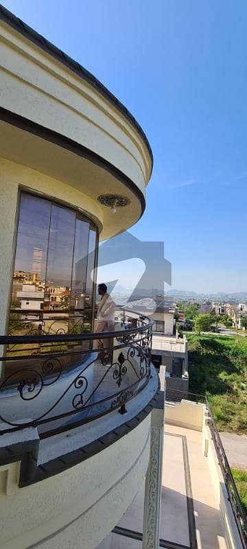 ڈی ۔ 17 اسلام آباد میں 11 کمروں کا 1 کنال مکان 7.5 کروڑ میں برائے فروخت۔