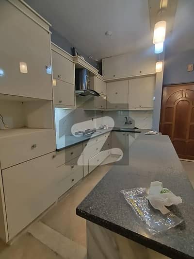 گلستانِ جوہر کراچی میں 3 کمروں کا 8 مرلہ فلیٹ 1.85 کروڑ میں برائے فروخت۔