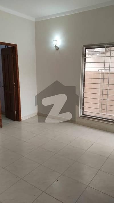 بحریہ ٹاؤن سفاری ولاز بحریہ ٹاؤن سیکٹر B,بحریہ ٹاؤن,لاہور میں 3 کمروں کا 5 مرلہ مکان 68.0 ہزار میں کرایہ پر دستیاب ہے۔