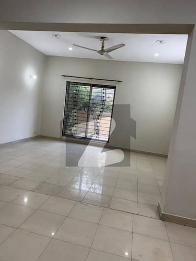 بحریہ ٹاؤن سفاری ولاز بحریہ ٹاؤن سیکٹر B,بحریہ ٹاؤن,لاہور میں 3 کمروں کا 5 مرلہ مکان 1.6 کروڑ میں برائے فروخت۔