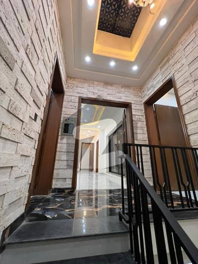 ڈی ایچ اے فیز 1 ۔ سیکٹر بی1 ڈی ایچ اے فیز 1,ڈی ایچ اے ڈیفینس,ملتان میں 5 کمروں کا 10 مرلہ مکان 3.2 کروڑ میں برائے فروخت۔