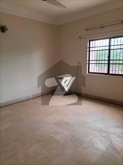 گلستانِِ جوہر ۔ بلاک 15 گلستانِ جوہر,کراچی میں 5 کمروں کا 10 مرلہ مکان 5.5 کروڑ میں برائے فروخت۔