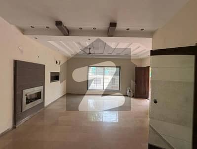 ڈی ایچ اے فیز 4 - بلاک ڈبل ای فیز 4,ڈیفنس (ڈی ایچ اے),لاہور میں 4 کمروں کا 10 مرلہ مکان 1.95 لاکھ میں کرایہ پر دستیاب ہے۔