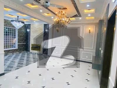 بحریہ ٹاؤن سیکٹر سی بحریہ ٹاؤن,لاہور میں 5 کمروں کا 10 مرلہ مکان 1.3 لاکھ میں کرایہ پر دستیاب ہے۔