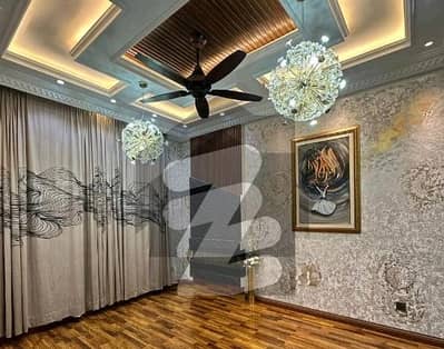 بحریہ ٹاؤن سیکٹر سی بحریہ ٹاؤن,لاہور میں 5 کمروں کا 1 کنال مکان 2.0 لاکھ میں کرایہ پر دستیاب ہے۔