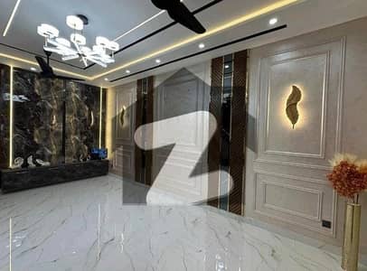 بحریہ ٹاؤن سیکٹر سی بحریہ ٹاؤن,لاہور میں 5 کمروں کا 1 کنال مکان 2.2 لاکھ میں کرایہ پر دستیاب ہے۔