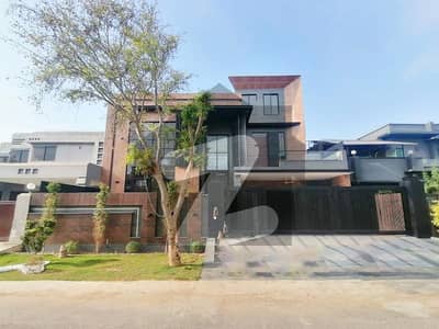 1 KANAL RAND NEW MODERN HOUSE WITH LUXURY FEATHERS OF CUNSTRUCTION AND ALSO MODERN DECENT LIVING STYLE