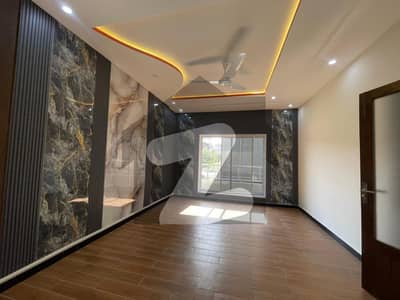 بحریہ ٹاؤن فیز 8 ۔ سیکٹر ایف - 1 بحریہ ٹاؤن فیز 8,بحریہ ٹاؤن راولپنڈی,راولپنڈی میں 5 کمروں کا 16 مرلہ مکان 4.9 کروڑ میں برائے فروخت۔