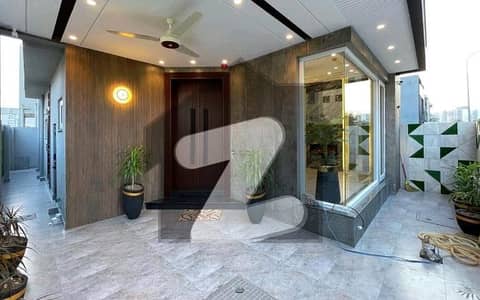 جوہر ٹاؤن لاہور میں 5 کمروں کا 10 مرلہ مکان 4.65 کروڑ میں برائے فروخت۔