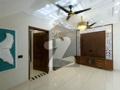 کینال گارڈنز - بلاک اے اے کینال گارڈن,لاہور میں 5 کمروں کا 5 مرلہ مکان 2.35 کروڑ میں برائے فروخت۔