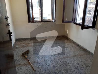 *G,7/3/2- 5 MARLA OLD UPPER PORTION FOR RENT 3 ROOMS KITCHEN 2 BATH DD BEST LOCATION NAYER TO PARK MOSQUE MARKET RENT DEMAND 65000- IMTIAZ,03335241734*
