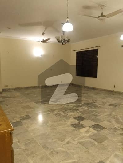 Sapart upper portion available for rent 3 bedroom with attached bathroom drawing dining TV lounge kitchen car parking