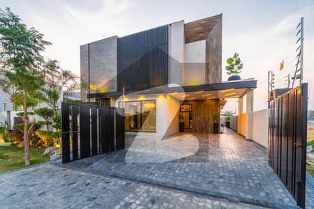 ڈی ایچ اے فیز 8 ڈیفنس (ڈی ایچ اے),لاہور میں 5 کمروں کا 1 کنال مکان 2.9 لاکھ میں کرایہ پر دستیاب ہے۔