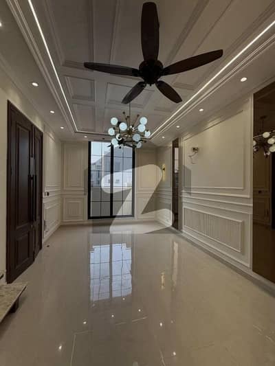 بحریہ ٹاؤن فیز 8 ۔ عمر بلاک بحریہ ٹاؤن فیز 8 ۔ سفاری ویلی,بحریہ ٹاؤن فیز 8,بحریہ ٹاؤن راولپنڈی,راولپنڈی میں 5 کمروں کا 7 مرلہ مکان 2.7 کروڑ میں برائے فروخت۔