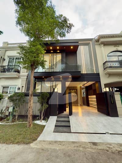 ڈی ایچ اے 9 ٹاؤن ڈیفنس (ڈی ایچ اے),لاہور میں 3 کمروں کا 5 مرلہ مکان 2.37 کروڑ میں برائے فروخت۔