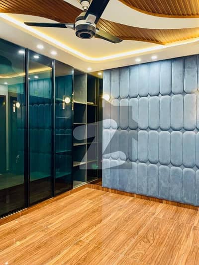 Prime Location House Of 5 Marla In Central Park - Block A Is Available