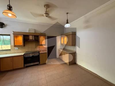 عسکری 10 - سیکٹر ایف عسکری 10,عسکری,لاہور میں 5 کمروں کا 1 کنال مکان 2.8 لاکھ میں کرایہ پر دستیاب ہے۔