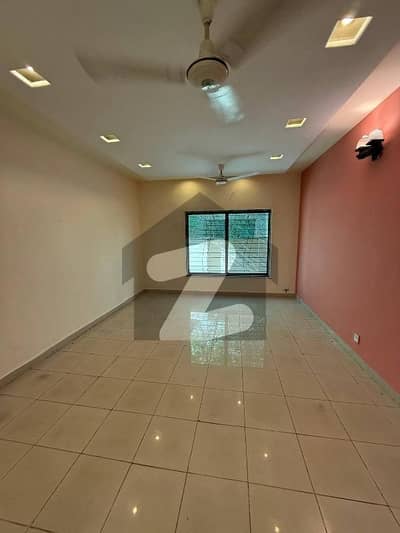 عسکری 10 - سیکٹر ایف عسکری 10,عسکری,لاہور میں 5 کمروں کا 1 کنال مکان 2.7 لاکھ میں کرایہ پر دستیاب ہے۔