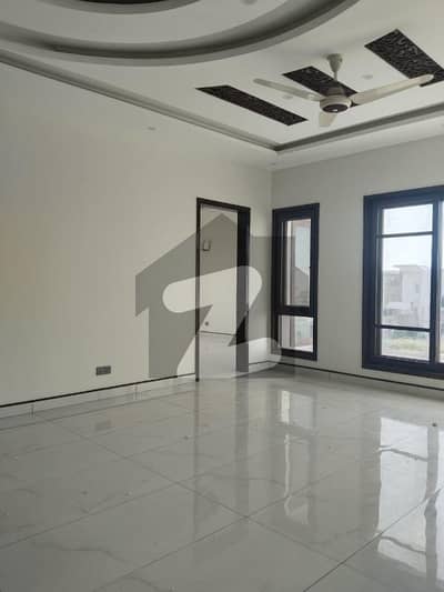 ڈی ایچ اے فیز 8 ڈی ایچ اے ڈیفینس,کراچی میں 3 کمروں کا 1 کنال بالائی پورشن 3.5 لاکھ میں کرایہ پر دستیاب ہے۔