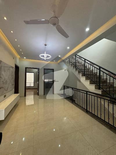 بحریہ ٹاؤن فیز 8 ۔ عمر بلاک بحریہ ٹاؤن فیز 8 ۔ سفاری ویلی,بحریہ ٹاؤن فیز 8,بحریہ ٹاؤن راولپنڈی,راولپنڈی میں 5 کمروں کا 7 مرلہ مکان 3.0 کروڑ میں برائے فروخت۔