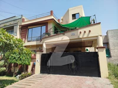 24 MARLA FIRST FLOOR HOT LOCATION LIKE NEW