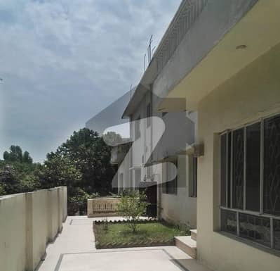 Hot Location Deal! 444 Sq Yards Old House Close to Main Road