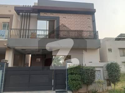 ڈی ایچ اے 9 ٹاؤن ڈیفنس (ڈی ایچ اے),لاہور میں 4 کمروں کا 5 مرلہ مکان 2.5 کروڑ میں برائے فروخت۔