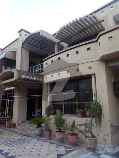 6 Bed Luxury House for Sale in F-11/1 Islamabad | 22 Crore | Servant Quarter | Basement | All Utilities Paid